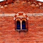 54-3_BRUSASCO_SAN_PIETRO_VECCHIO_AL_CIM_Bifora_in_facciata