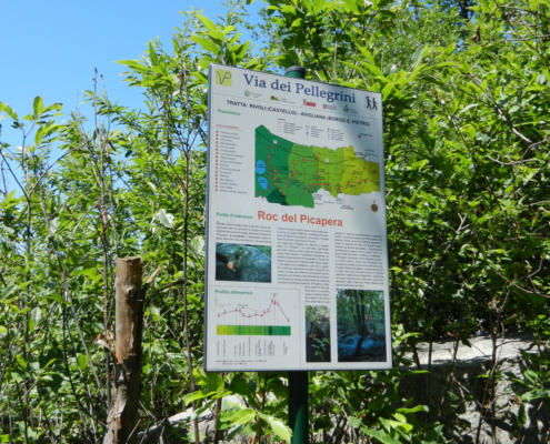 Cartellonistica installata lungo un itinerario della collina morenica