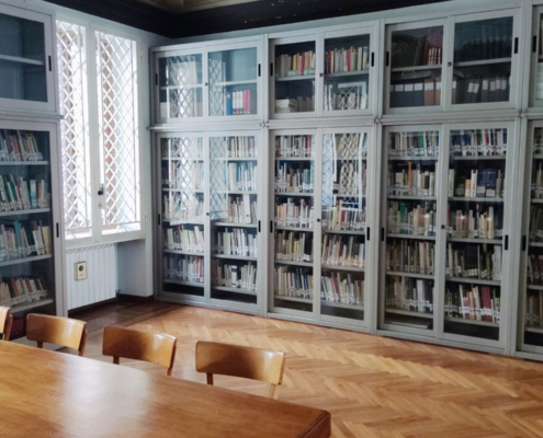 Parte della biblioteca presso la sede sociale